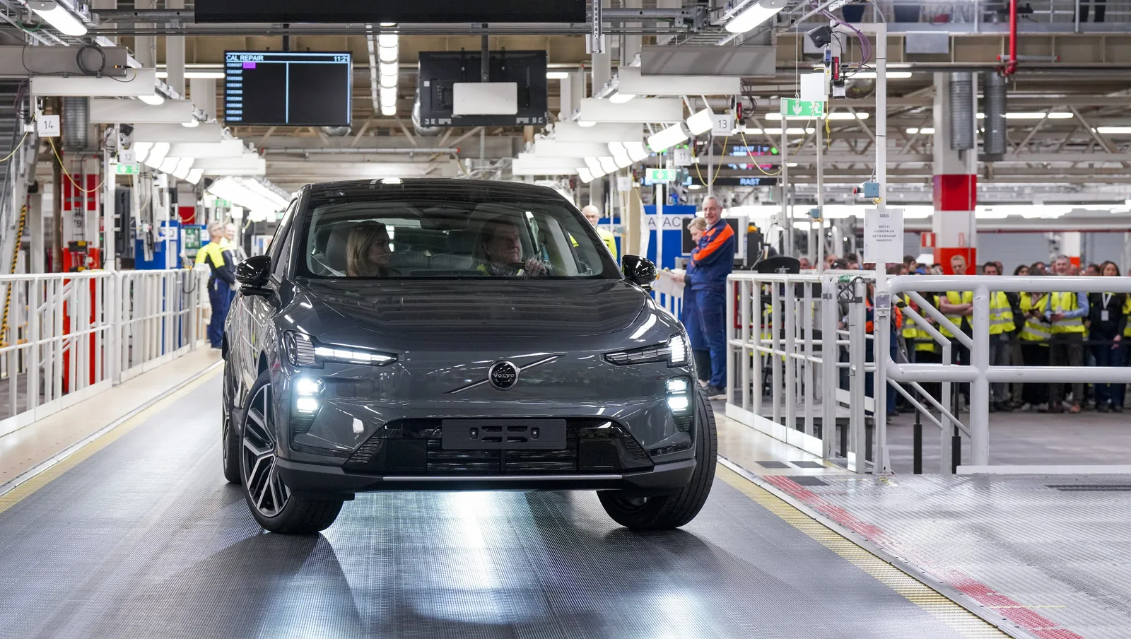 Volvo начала серийное производство электрического кроссовера EX60