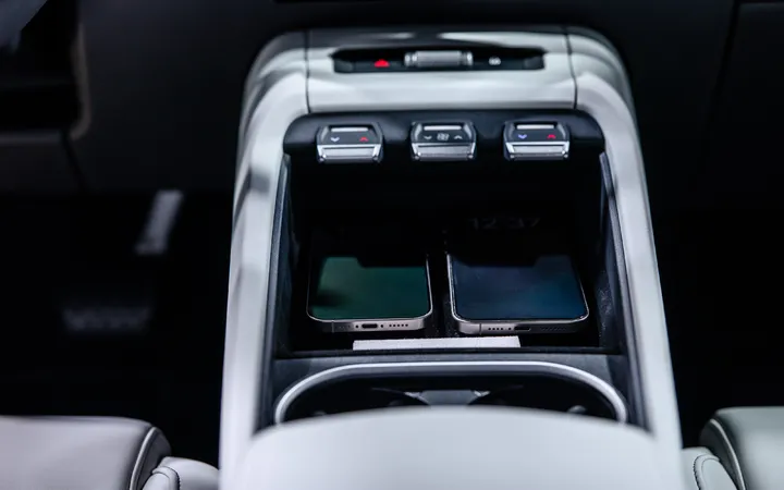 Škoda расширяет набор Simply Clever: V2L, Camp Mode и пакет Relax для нового Peaq