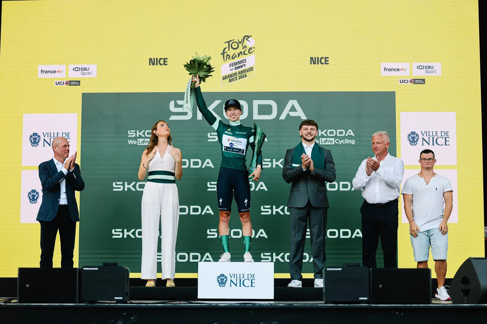 Škoda вручила трофей победительнице очковой классификации Tour de France Femmes и показала электромобили Peaq и Epiq