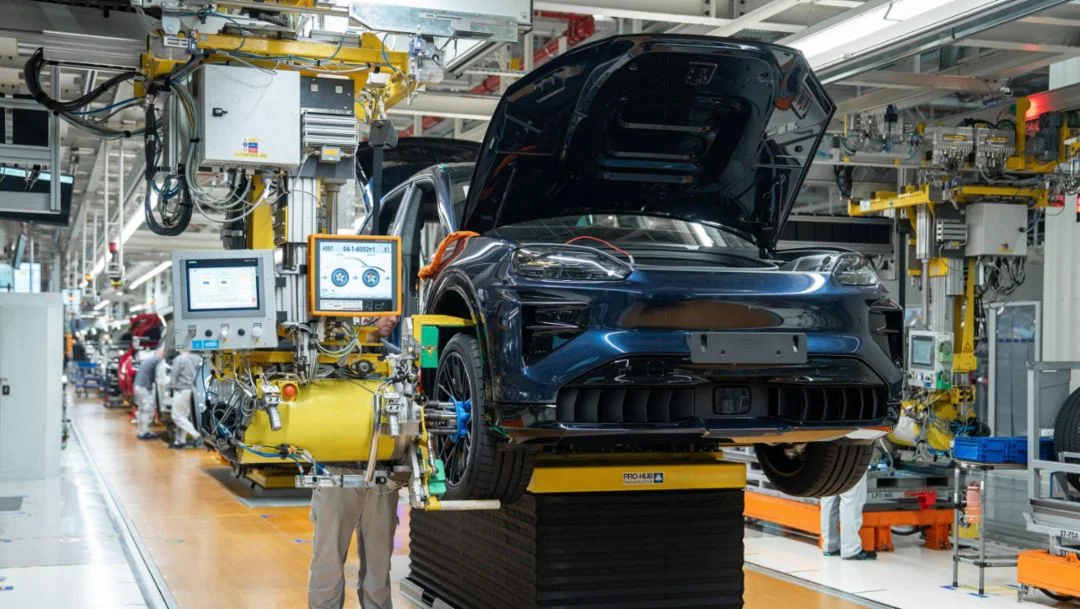 Porsche запускает собственное производство батарей для электрического Cayenne