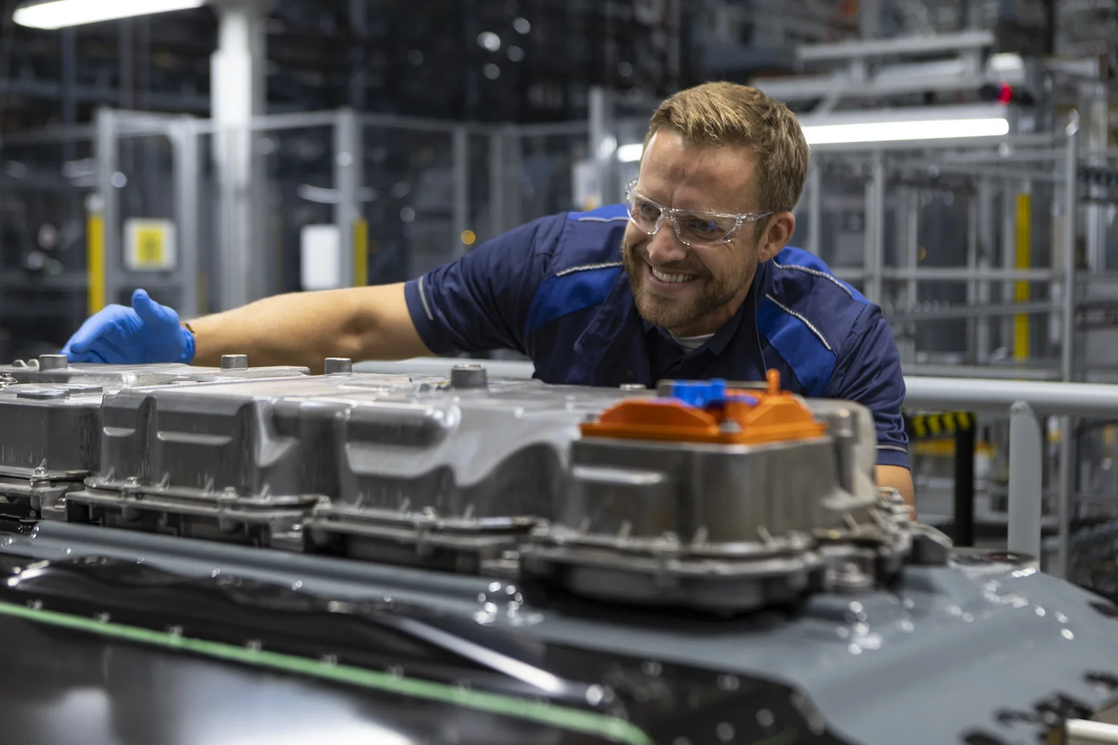 BMW начинает серийное производство батарей для электрического кроссовера iX5 на новом заводе в Вудраффе
