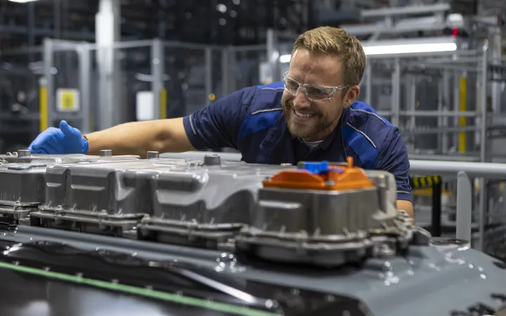 BMW начинает серийное производство батарей для электрического кроссовера iX5 на новом заводе в Вудраффе