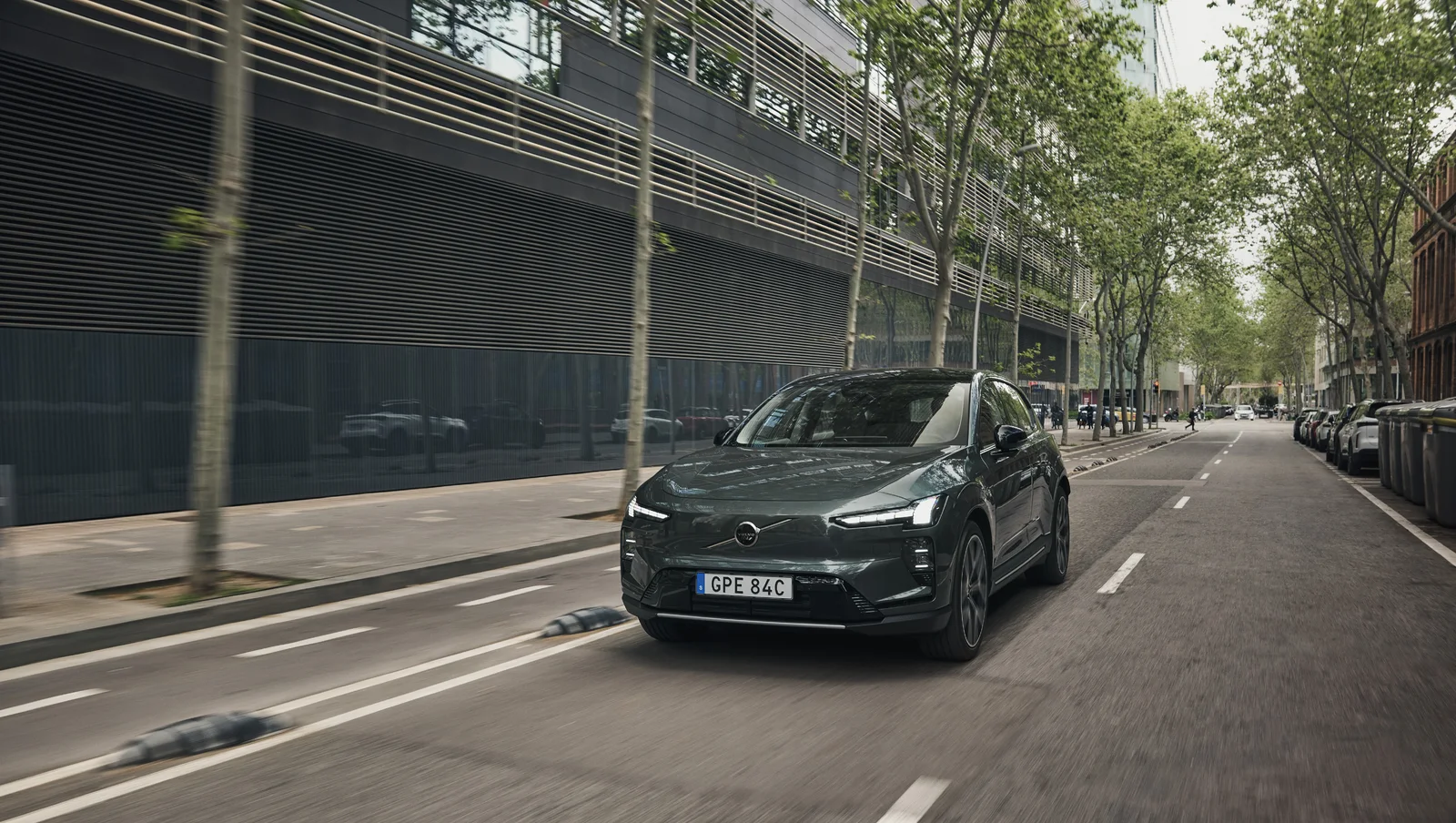 Volvo начала поставки электрического кроссовера EX60: запас хода до 810 км