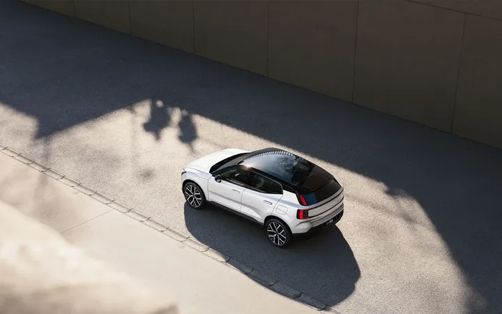 Volvo EX30 обновлён: новые версии, V2L и расширенная гамма Cross Country