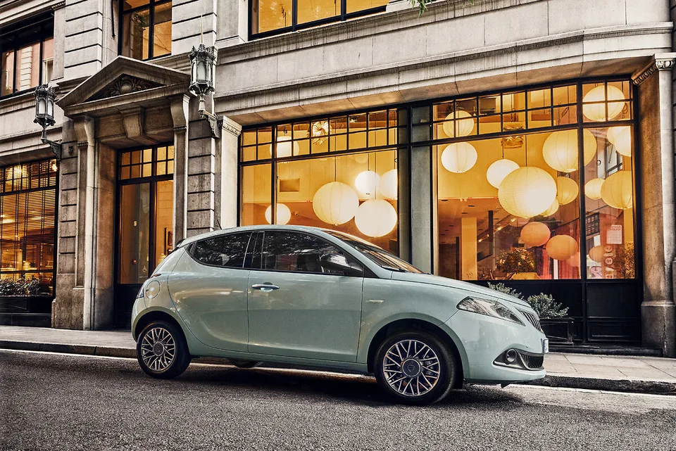 Lancia Ypsilon 2023 — HATCHBACK_5_DOORS