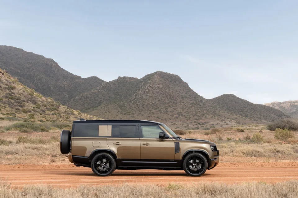 Land Rover Defender 2025 — SUV / кроссовер