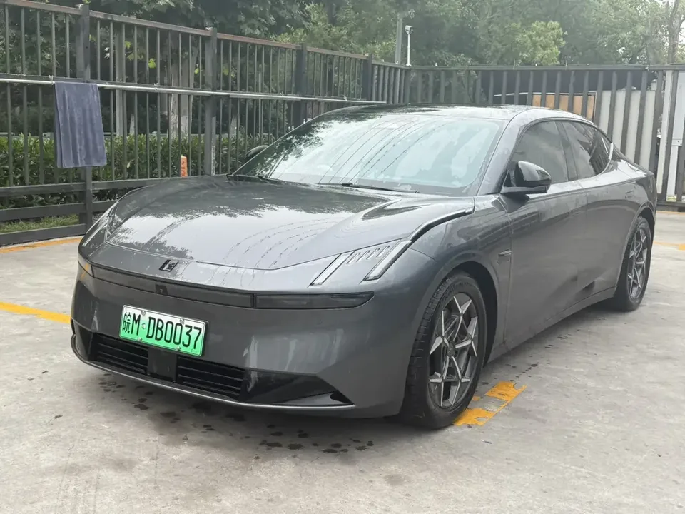 Lynk & Co Z10 2026 — SEDAN