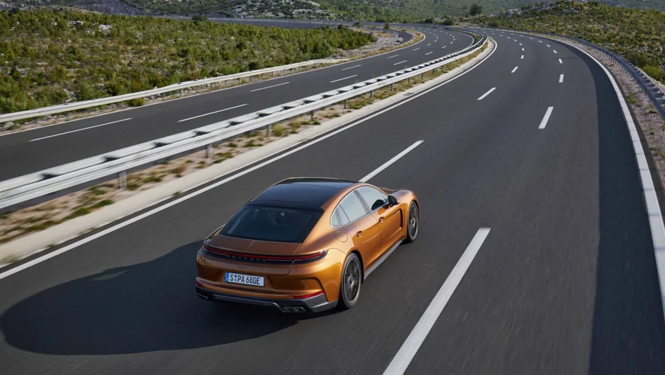 Porsche Panamera 2023 — LIFTBACK