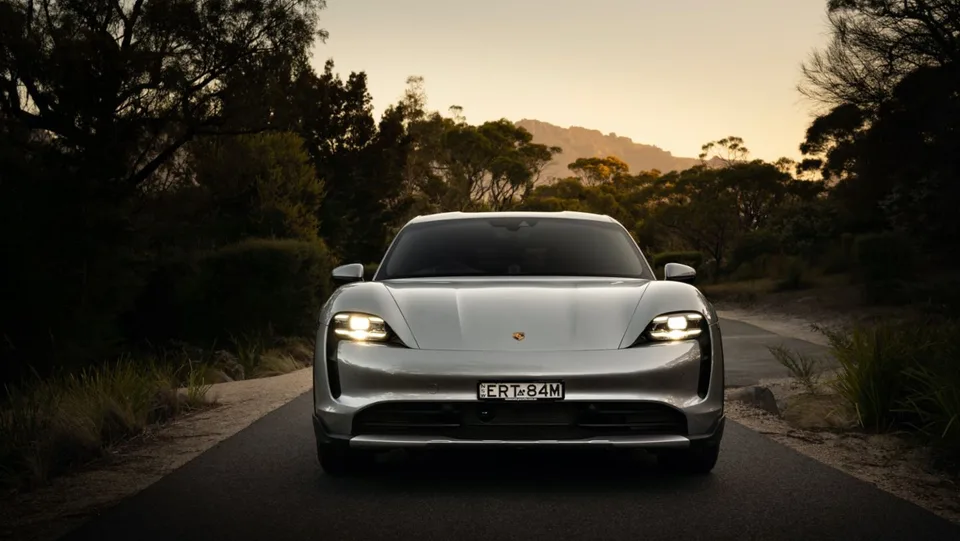 Porsche Taycan 2023 — SEDAN
