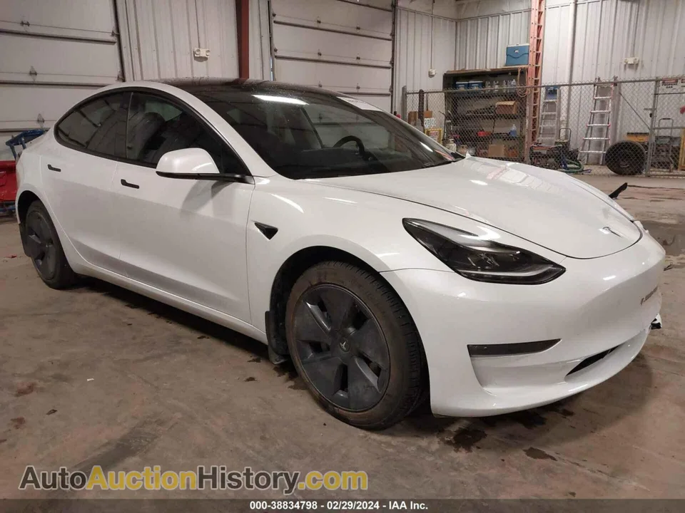 Tesla Model 3 2023 — SEDAN