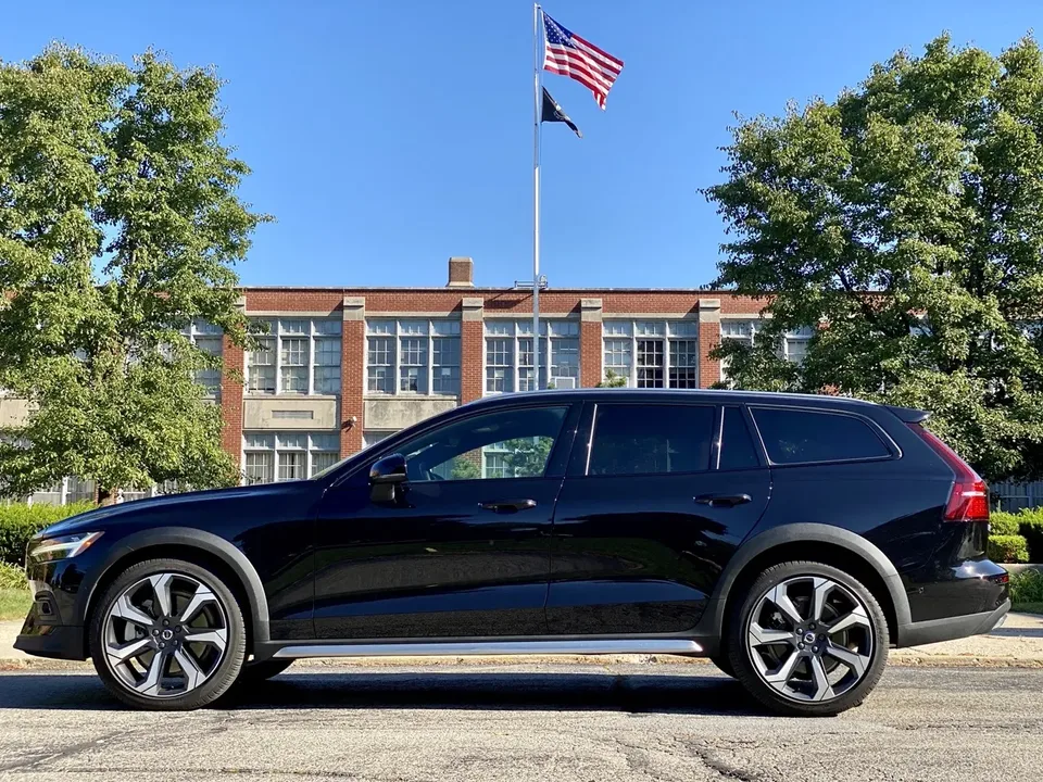 Volvo V60 2023 — WAGON_5_DOORS