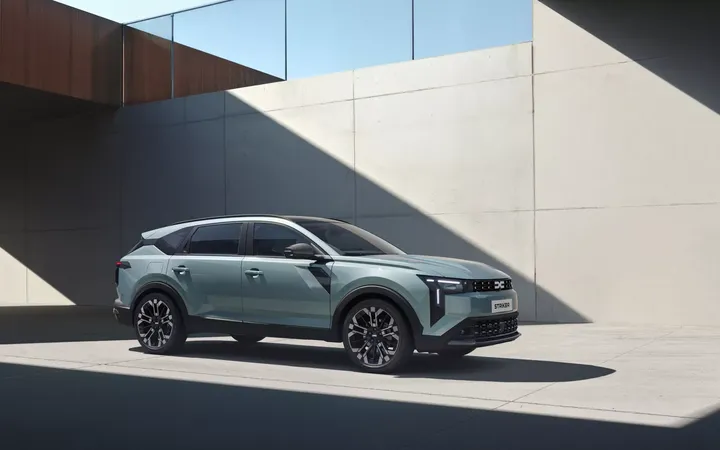 Dacia представила стратегию до 2030 года и кроссовер Striker