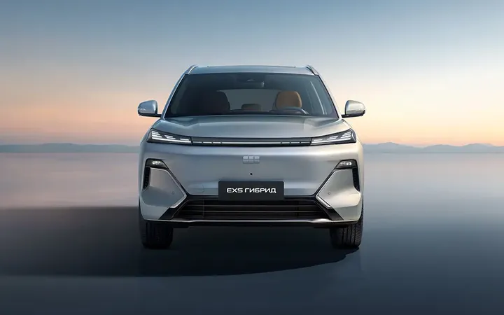 Geely представила в России гибридный кроссовер EX5 в новой версии EM-R