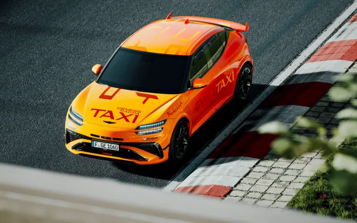 Genesis GV60 Magma присоединился к программе Track Taxi на Нюрбургринге