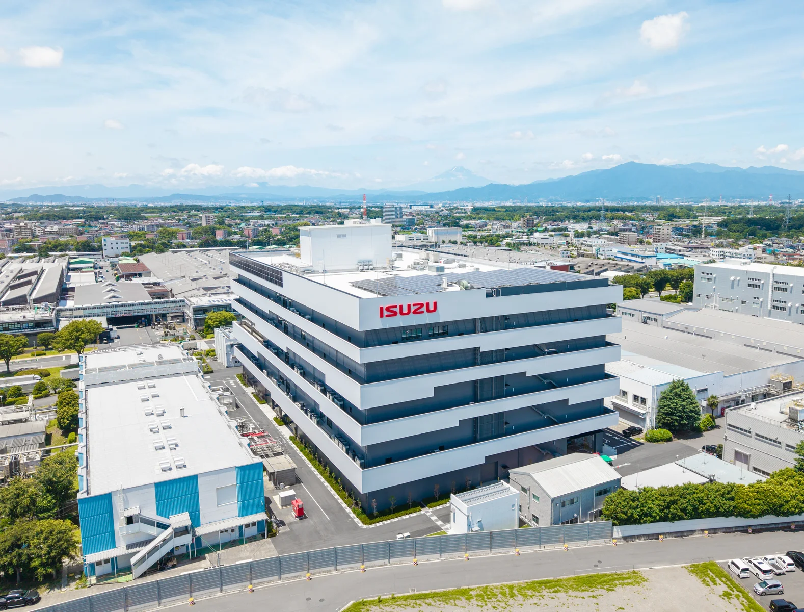 Isuzu открыла центр разработки электромобилей The EARTH lab.
