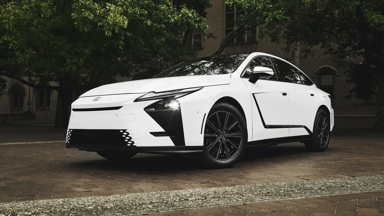 Lexus представил гибридный ES 350h восьмого поколения с полным приводом