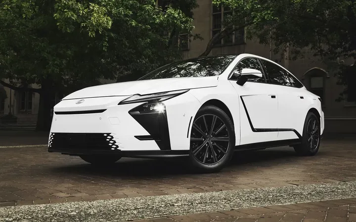 Lexus представил гибридный ES 350h восьмого поколения с полным приводом