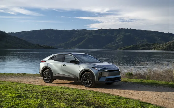 Toyota C-HR 2027: спортивный электрический кроссовер с полным приводом