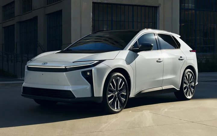 Toyota bZ 2026 года: как выбрать версию электрического кроссовера