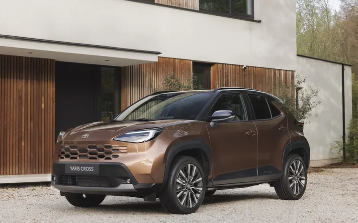 Toyota Yaris Cross 2026 года: какой гибридный кроссовер выбрать — передний или полный привод?