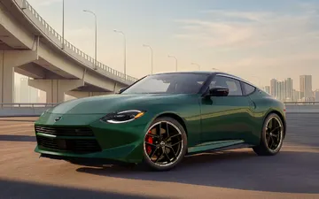 Nissan Z 2026 года: как выбрать между базовой версией и Nismo