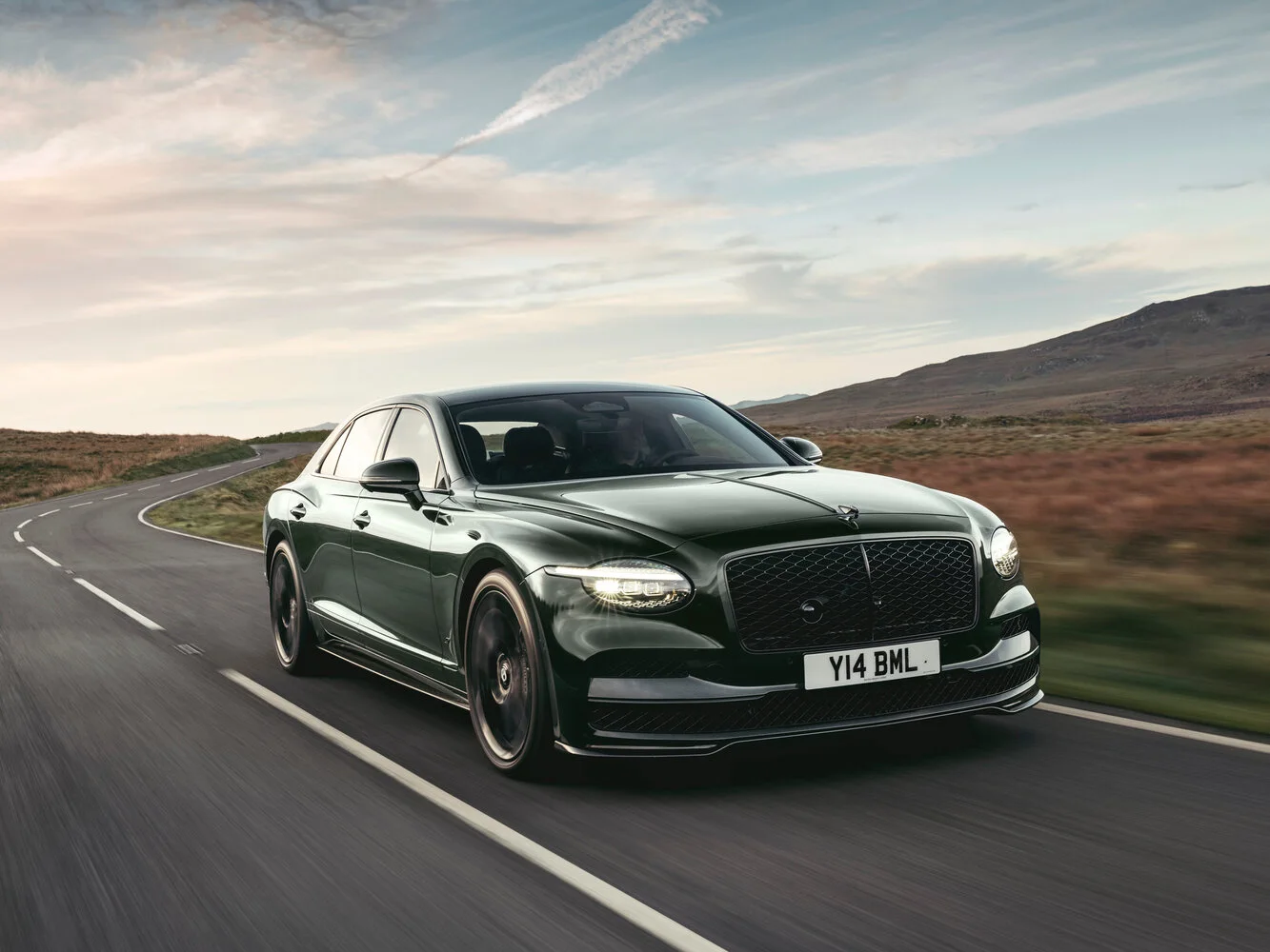 Bentley Flying Spur 2026 года: гибридный флагман с запасом хода 76 км на электротяге