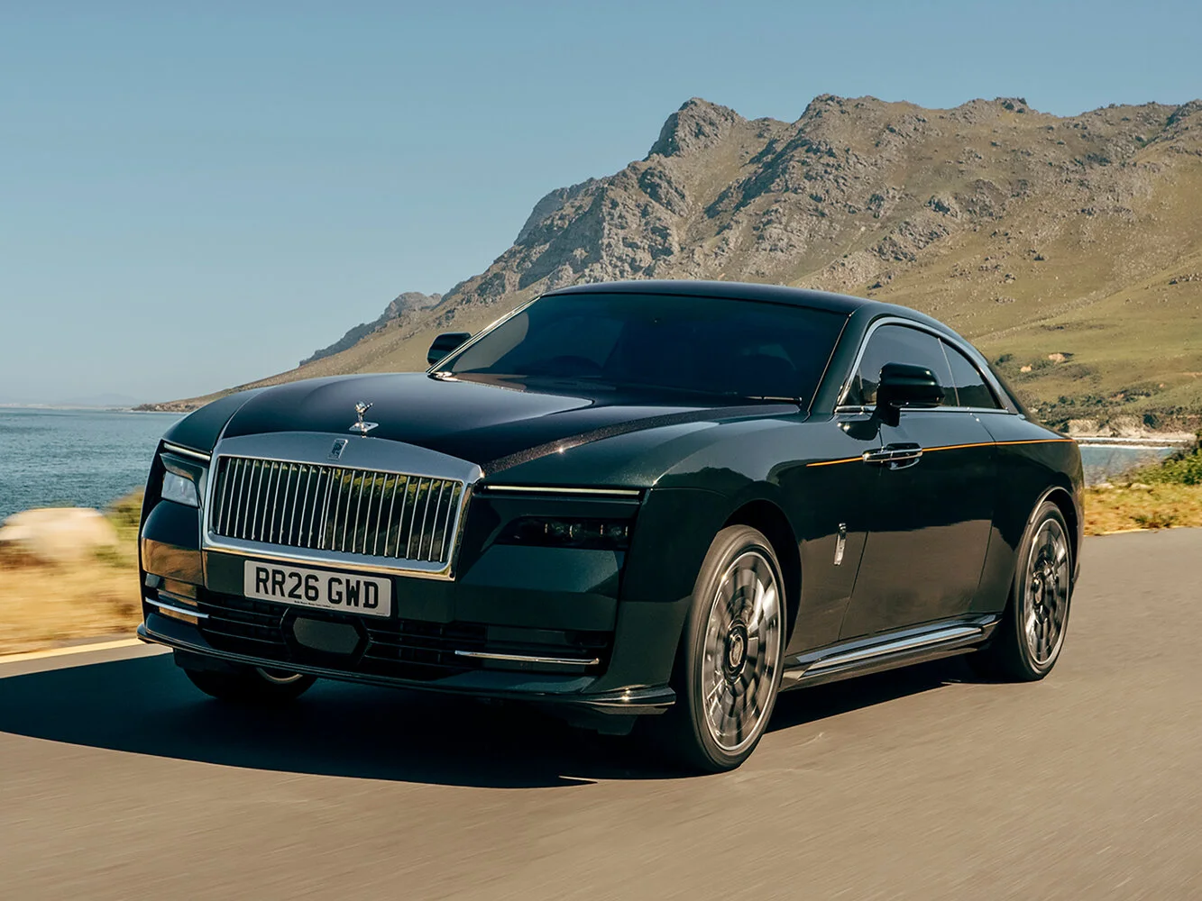 Rolls-Royce Spectre 2026 года: какой электрокар выбрать — стандарт или Black Badge?