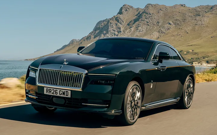 Rolls-Royce Spectre 2026 года: какой электрокар выбрать — стандарт или Black Badge?