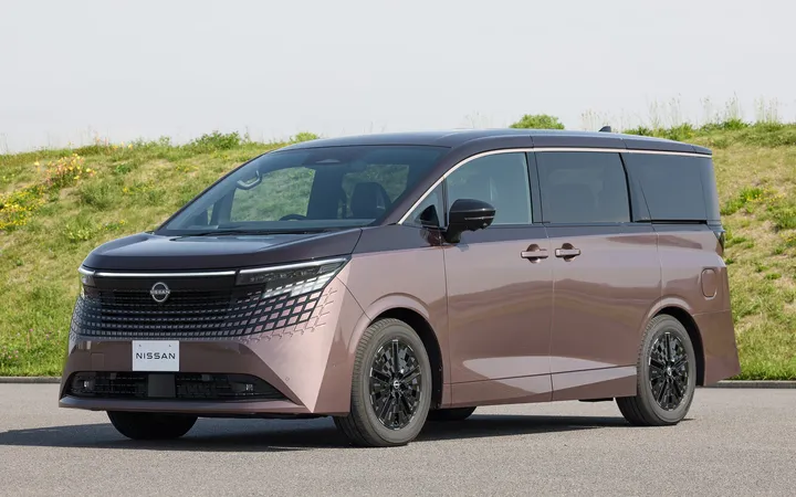 Nissan Elgrand 2026 года: гибридный минивэн для большой семьи