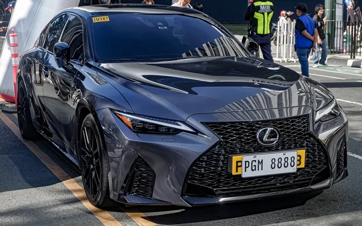 Lexus и AMBUSH запустили The Future Classic Club в честь 25-летия седана IS