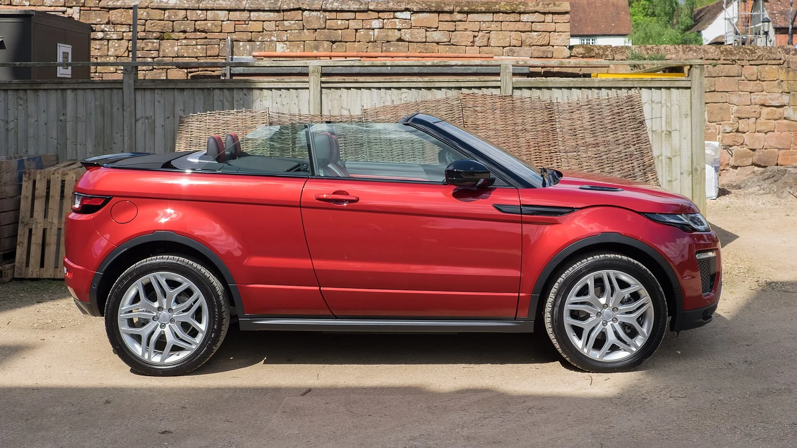 Range Rover представил классическую модель 1993 года в пару к новому SV Ultra