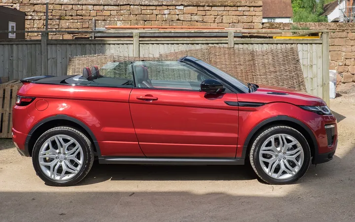 Range Rover представил классическую модель 1993 года в пару к новому SV Ultra