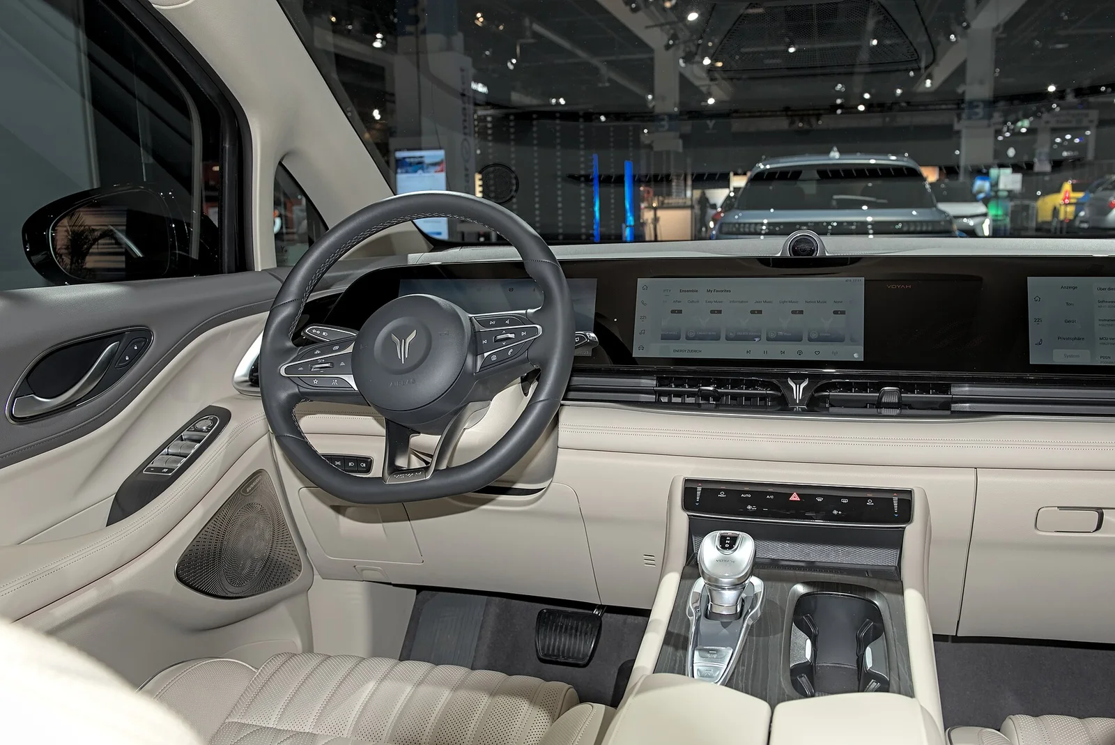 Владелец Voyah Dream проехал 40 000 км без проблем и сравнил минивэн с Mercedes GLS