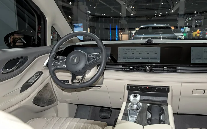 Владелец Voyah Dream проехал 40 000 км без проблем и сравнил минивэн с Mercedes GLS