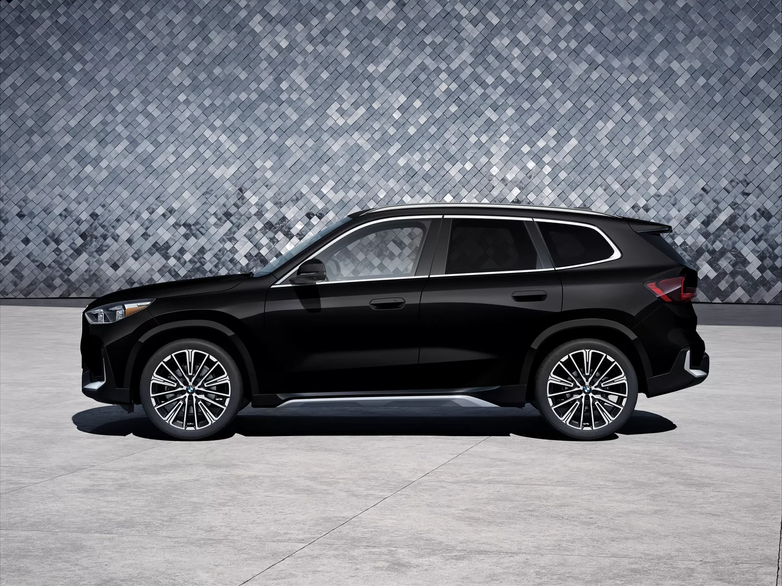 BMW X1 2026: сколько стоит новый кроссовер в России и какие версии доступны