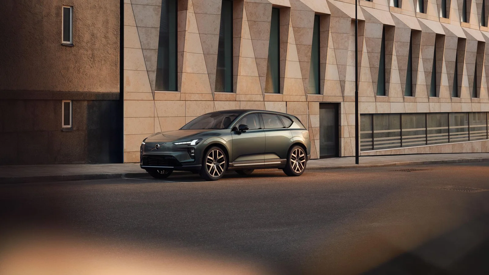 Volvo EX60 2026 года: какой электрический кроссовер выбрать — запас хода или полный привод?