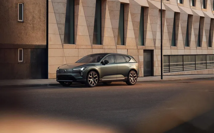 Volvo EX60 2026 года: какой электрический кроссовер выбрать — запас хода или полный привод?