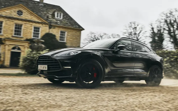 Aston Martin DBX станет автомобилем героя Тома Харди во втором сезоне MobLand