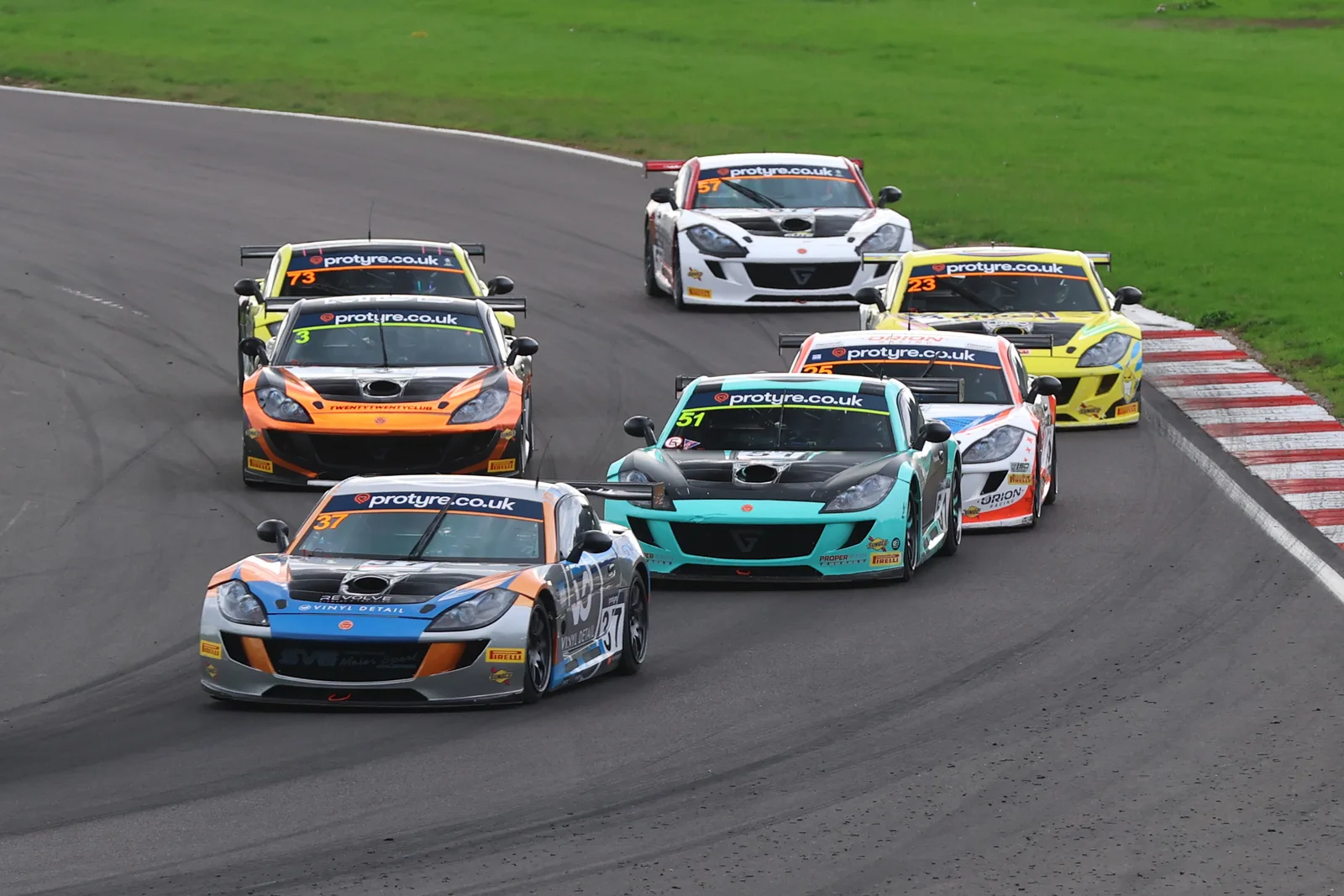 Финал сезона Ginetta GT Championship 2026: 22 очка между тремя лидерами перед Брэндс-Хэтчем