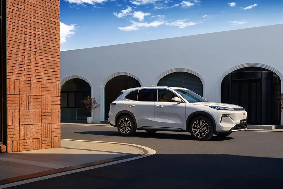 Geely EX5 стал вторым по популярности гибридом в России в августе