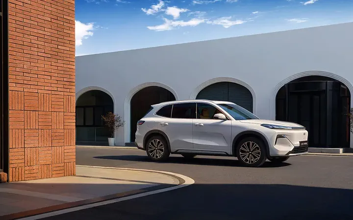 Geely EX5 стал вторым по популярности гибридом в России в августе