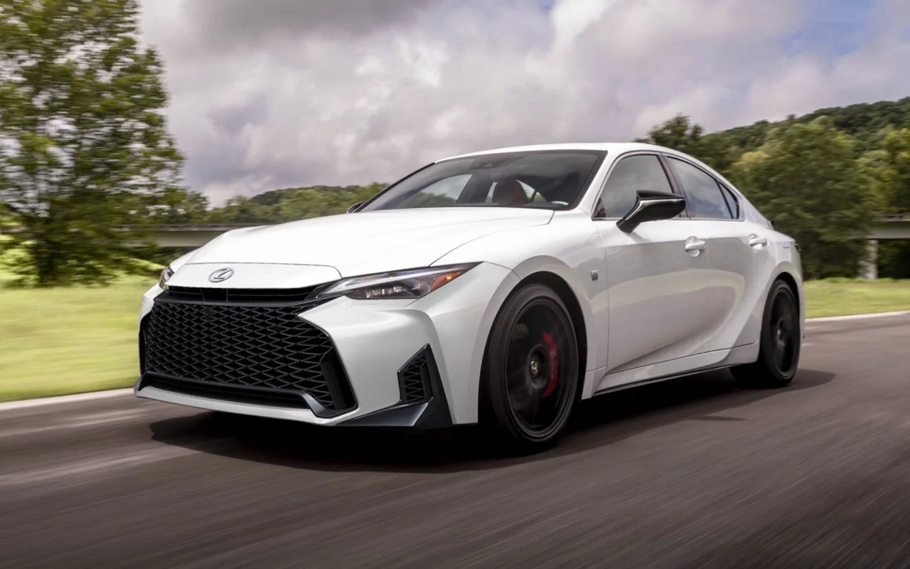 Lexus IS 2026: обновлённый седан получил новые версии и расширенное оснащение