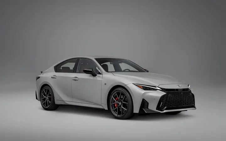 Lexus обновил седан IS: рестайлинг 2026 года, новый интерьер и стандартный комплекс Safety System+ 3.0