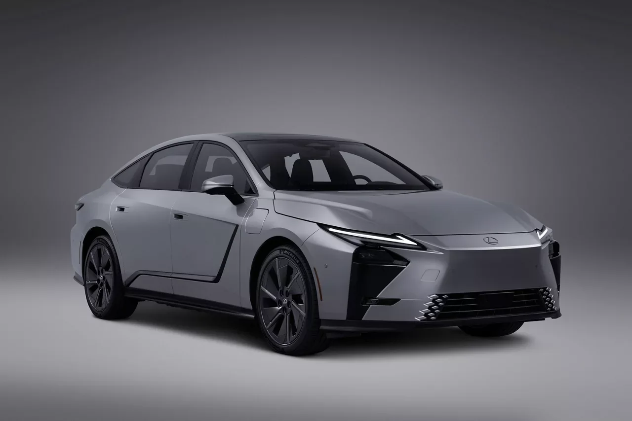 Lexus представил новый ES восьмого поколения: гибрид и электромобиль