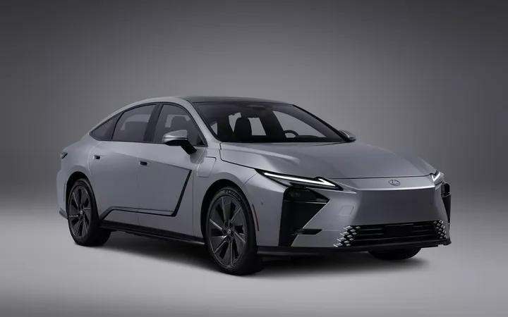 Lexus представил новый ES восьмого поколения: гибрид и электромобиль