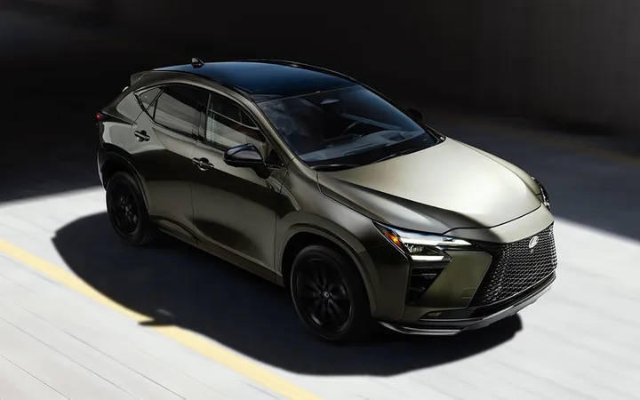 Lexus представил обновлённый NX: новая гибридная система и Sensory Concierge