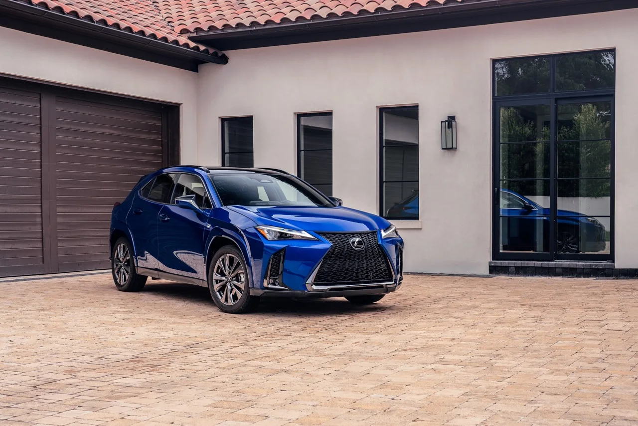 Lexus UX 300h 2026: гибрид с полным приводом и 64-цветной подсветкой салона