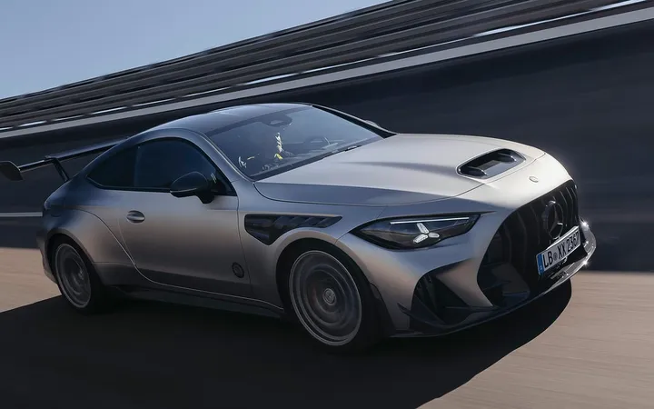Mercedes-AMG CLE 646 Spezialanfertigung: 646-сильное купе с задним приводом и ручной сборкой