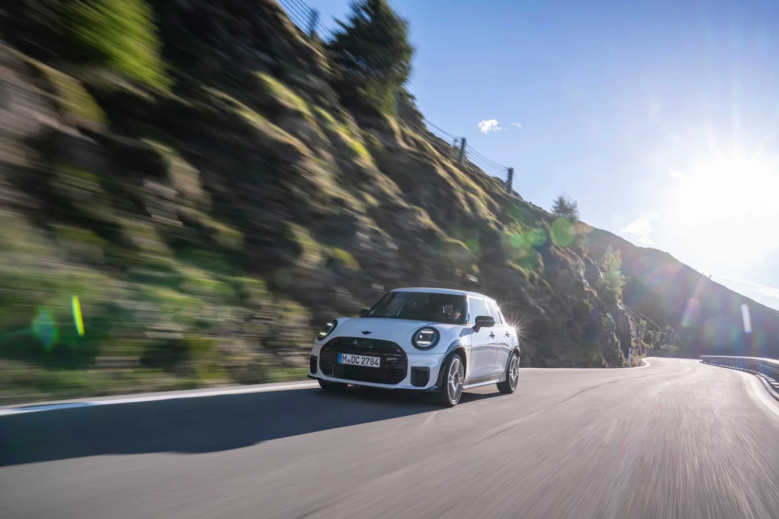 MINI Cooper S 5-door в цвете Nanuq White: больше дверей, больше пространства