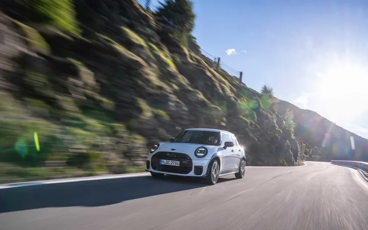 MINI Cooper S 5-door в цвете Nanuq White: больше дверей, больше пространства